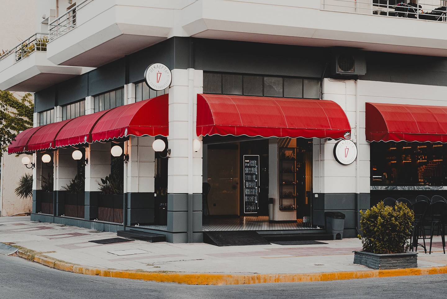 Η πρόσοψη του Dekaepta Coffeehouse στην Καλαμάτα