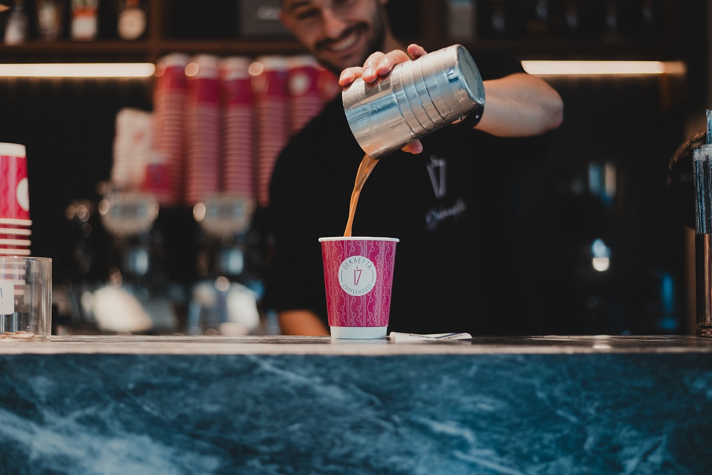 Παρασκευή καφέ σε ποτήρι Dekaepta Coffeehouse