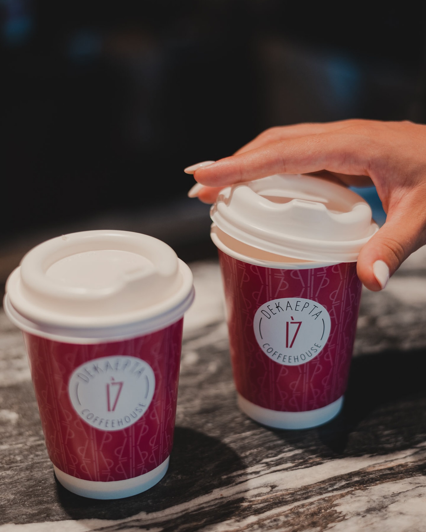 Δύο ποτήρια καφέ με το σήμα του Dekaepta Coffeehouse